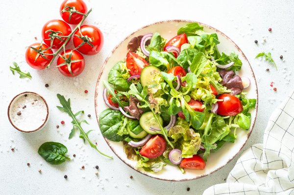 Quels conseils pour une salade de quinoa aux légumes grillés avec une vinaigrette maison?